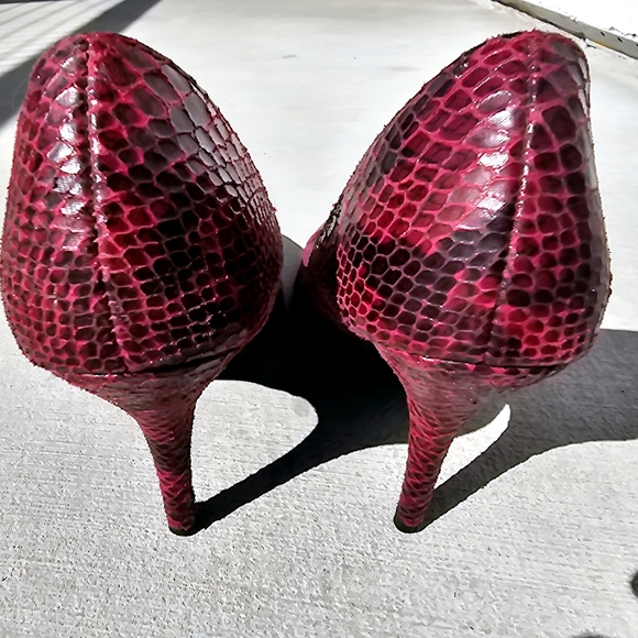 Retro red and black Snake point toe heel pumps women's size 8 Mossimo - Picture 9 of 9